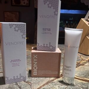 Blossom Bee Facial Toner and Day Moisturizer Set